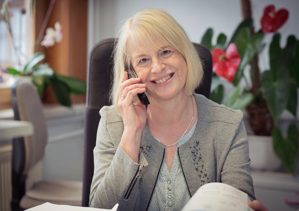 Geschäftsführerin Regina Mißbach am Telefon Geschäftsführerin Regina Mißbach am Telefon