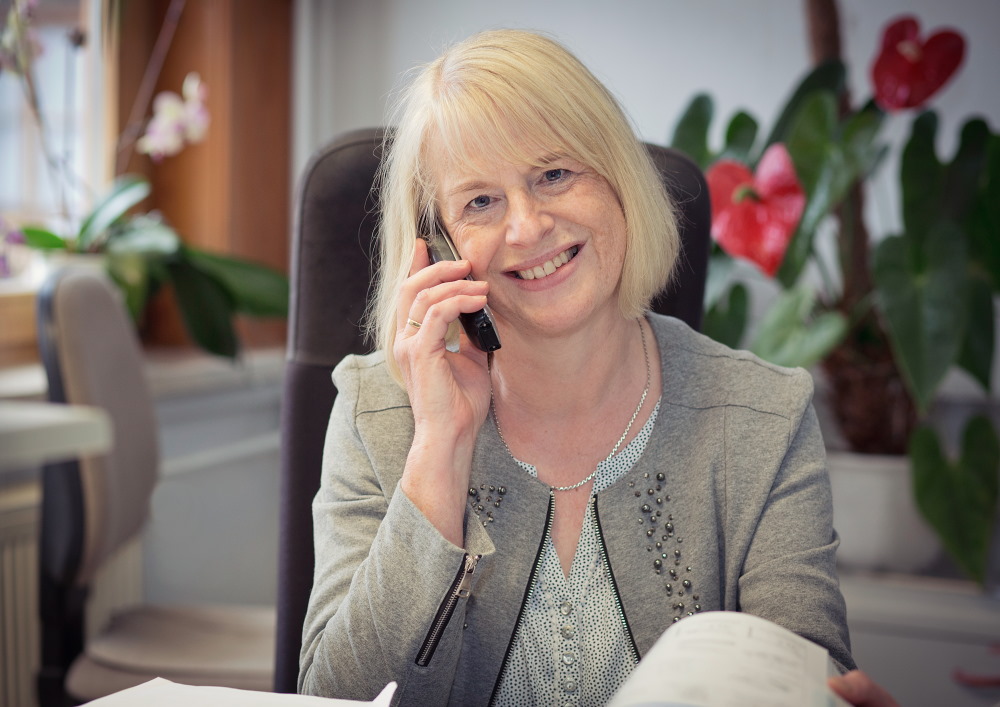 Geschäftsführerin Regina Mißbach am Telefon